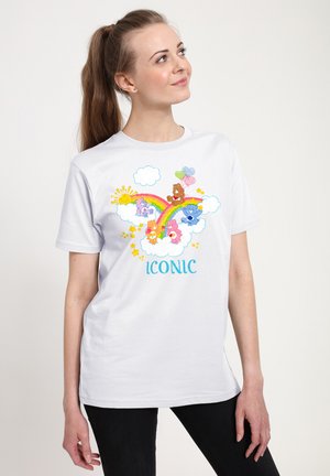 Hvid bomulds T-shirt med et farverigt tegneseriedesign med en regnbue, skyer, sol og ordet "ICONIC" i turkis. Korte ærmer.