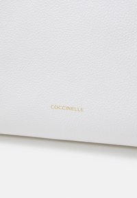 Coccinelle BOHEME GRANA DOUBLE - Kézitáska - white