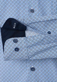 Blauw geprint overhemd met een geometrisch ontwerp, gemaakt van stof met een gladde textuur, afgewerkt met marineblauwe knopen en een contrasterende kraag.