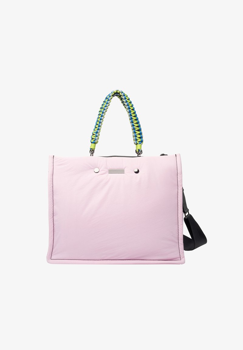 Roze totebag met een gestructureerde oppervlakte, voorzien van een gevlochten blauwe en groene handgreep, een strak ontwerp en een zwarte schouderriem.