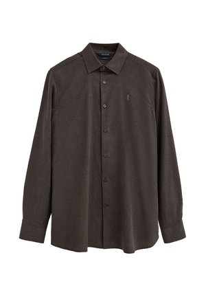 Camisa marrón oscuro de manga larga con botones, cuello y pequeño logo de golfista bordado en el pecho izquierdo, mostrada sobre fondo blanco.
