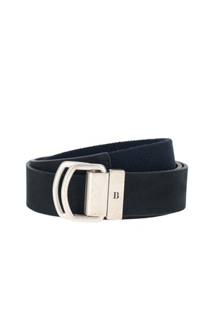 Sort stofbælte med sølvfarvet dobbelt D-ring spænde med en subtil indgraveret bogstav "B" på låsen.