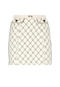 Gonna corta con una base crema, caratterizzata da un motivo geometrico nero. Include tasche laterali, rifiniture nere e una chiusura con bottone dorato in vita.