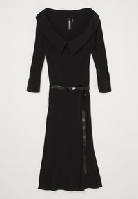 Robe midi noire avec large col, manches trois-quarts et ceinture fine à la taille, présentée sur fond blanc.