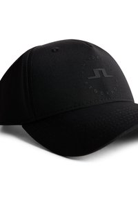 Svart keps med en slät yta, som har en upphöjd cirkulär logotyp framtill. Designen inkluderar en strukturerad krona och en böjd skärm.