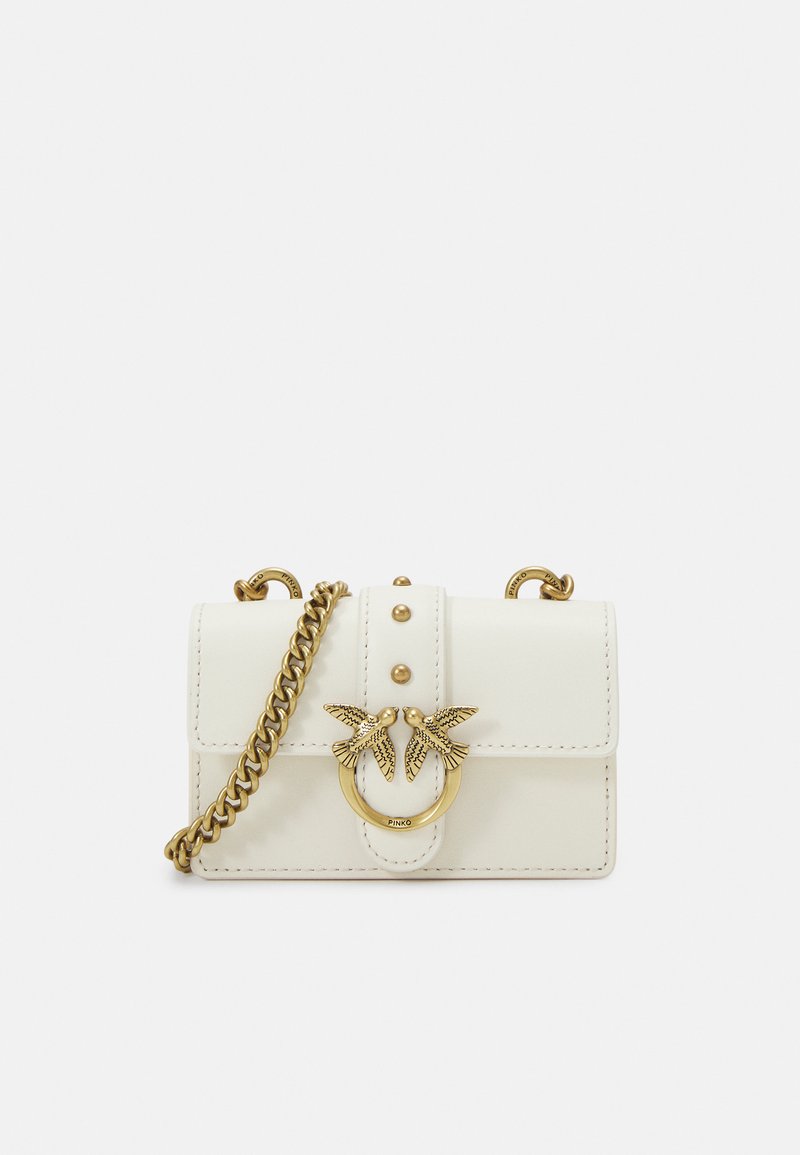 Λευκή δερμάτινη τσάντα με χρυσή αλυσίδα, χρυσά πουλιά και ασημένιες λεπτομέρειες με καρφιά. Συμπαγές ορθογώνιο σχήμα με κλείσιμο flap.