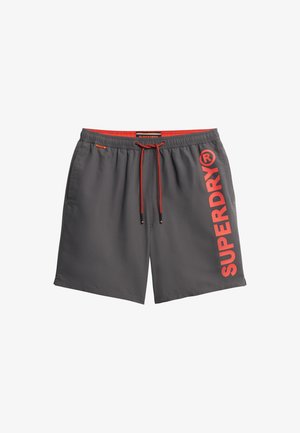 Szare kąpielówki z czerwonym sznurkiem i logo. Wykonane z gładkiego materiału, z bocznymi kieszeniami i luźnym krojem.