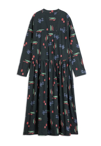 Vestido de manga larga en tejido oscuro con un patrón geométrico y circular en rojo, verde y azul, y un diseño de falda en capas.