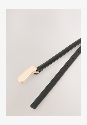 Sort læderbælte med spænde i guldfarvet metal, slankt design og justerbar længde med flere huller til pasform.
