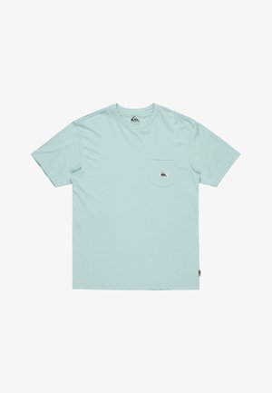 T-shirt a manica corta color azzurro chiaro in morbido cotone, con una tasca sul lato sinistro con una piccola patch logo. Texture liscia e vestibilità comoda.