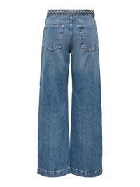 Modré džíny se širokými nohavicemi, zobrazené zezadu, s dvěma zadními kapsami a opleteným denimovým detailem v pase.