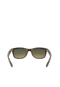 Occhiali da sole tartaruga marrone con lenti verdi sfumate, forma rettangolare e superficie liscia; presentano dettagli in argento sulle tempie.