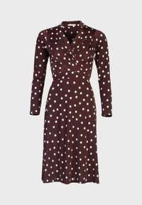 Brązowa sukienka o długości do kolan z długim rękawem, białymi kropkami, dekoltem w kształcie litery V oraz dopasowaną talią na jednolitym tle.