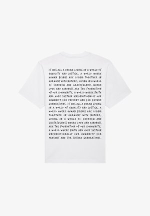 T-shirt en coton blanc avec un design au dos comportant un grand texte manuscrit noir détaillant les thèmes de l'égalité, de la communauté et de la gentillesse.