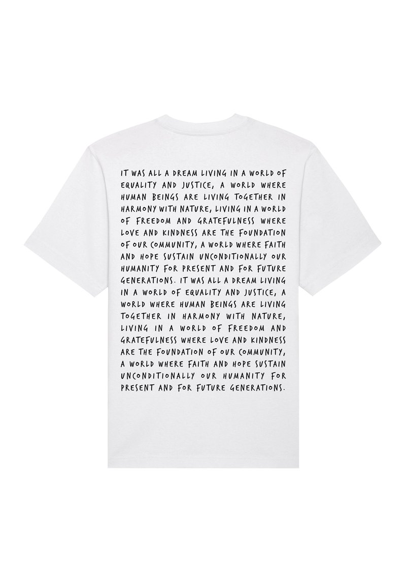 T-shirt en coton blanc avec un design au dos comportant un grand texte manuscrit noir détaillant les thèmes de l'égalité, de la communauté et de la gentillesse.