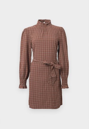 Bruin geruit jurk met een hoge ruches kraag, lange poffende mouwen en een tailleband. Heeft smockmanchetten en een rechte zoom.