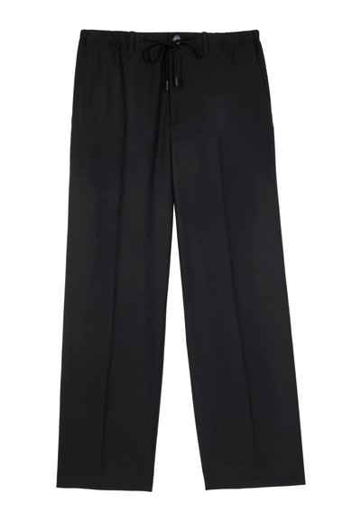 Zwarte wijde broek gemaakt van een gladde stof, met een verstelbare tailleband en twee zijzakken voor functionaliteit.