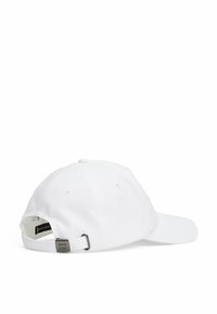 Hvid baseballkasket med en buet skygge, justerbar rem og en metalspænde. Har syninger og ventilationshuller.