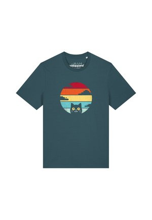Dunkelgrünes T-Shirt mit rundem Retro-Sonnenuntergangs-Design und einer schwarzen Katze mit gelben Augen, die von unten hervorschaut.