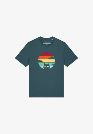 Dunkelgrünes T-Shirt mit rundem Retro-Sonnenuntergangs-Design und einer schwarzen Katze mit gelben Augen, die von unten hervorschaut.