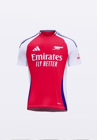 Rood-wit sportshirt met korte mouwen. Heeft blauwe accenten, het logo "Emirates Fly Better" en een klein clubembleem op de borst.
