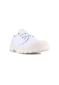 Ανοιχτό μπλε καμβά παπούτσι με λευκή ελαστική σόλα, σχέδιο με κορδόνια και υφασμένο καπάκι προσαρμογής. Διαθέτει πλευρικό πάνελ και ραμμένες λεπτομέρειες.