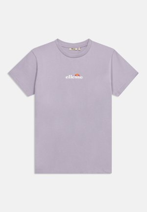 Lilla kortermet t-skjorte med rund hals og "ellesse"-logo i hvitt og oransje sentrert på brystet, ensfarget design, unisex-stil.