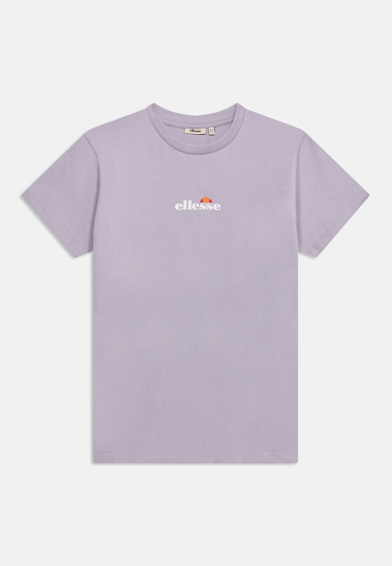 T-shirt lilas à manches courtes et col rond avec logo « ellesse » blanc et orange centré sur la poitrine, design sobre, style unisexe.