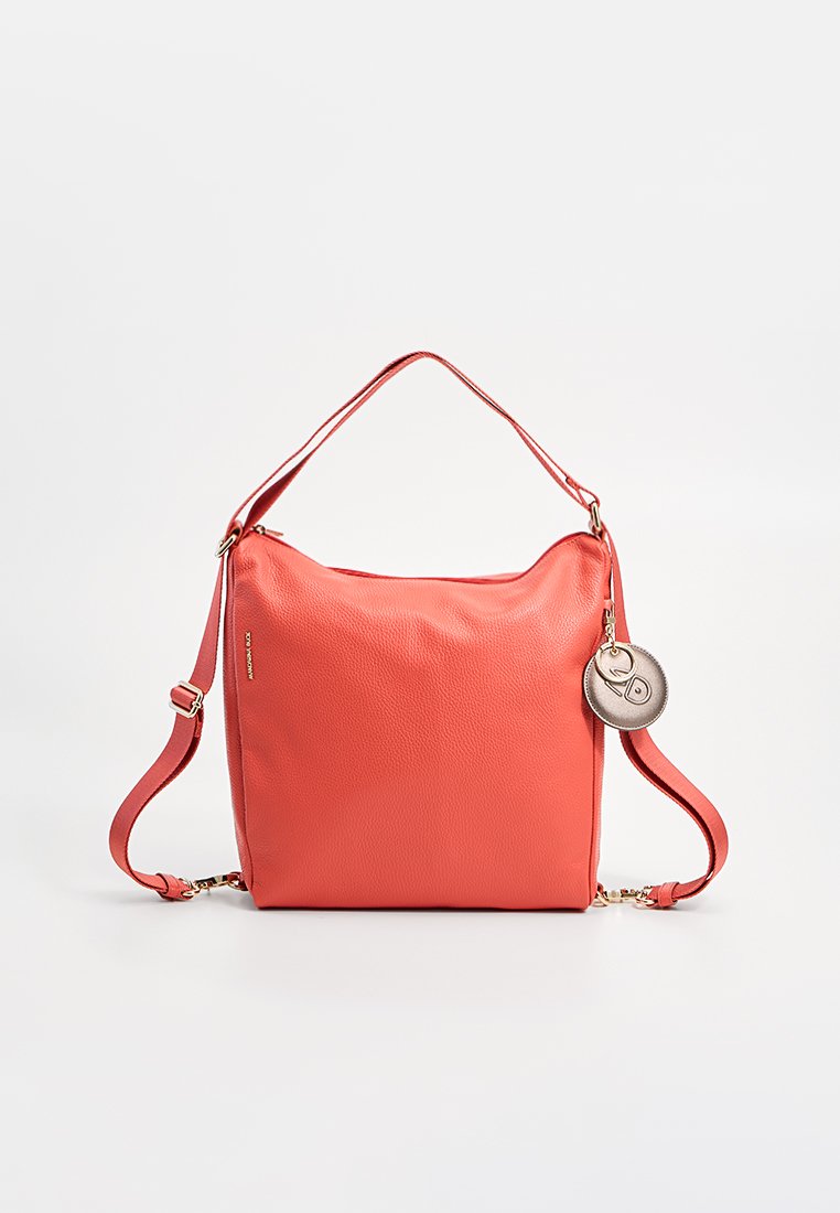 Borsa a tracolla in pelle color corallo con una texture morbida, dotata di un manico singolo, una tracolla regolabile e un charm metallico decorativo.