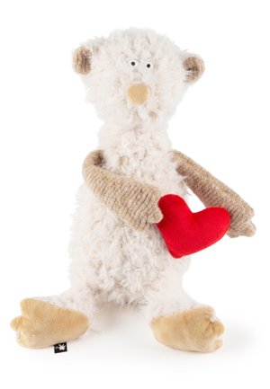 Flauschiger weißer Teddybär mit beigen Armen und Füßen, der ein rotes herzförmiges Plüschtier vor weißem Hintergrund hält.