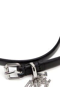 Cintura in pelle nera con una fibbia in metallo argentato lucido. Presenta un ciondolo decorativo con strass che scrive "DIES". Texture liscia.