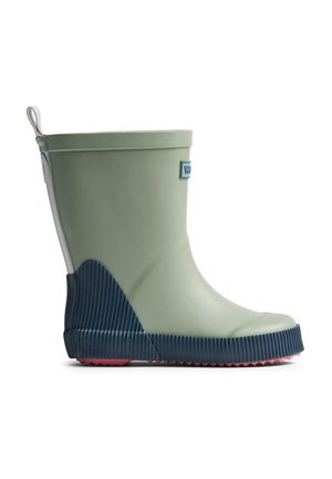 Bota de lluvia de goma verde con suela y tacón texturizados en azul oscuro, banda de rodadura roja y lengüeta blanca en la parte trasera.