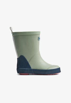 Groene rubberen regenlaars met een gestructureerde donkerblauwe zool en hak, rode profielzolen, en een witte trekstrook aan de achterkant.