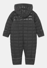 Svart, vadderad enstygg sn Overall med huva, långa ärmar och reflexdetaljer på ärmsluten och anklarna, designad för kallt väder.