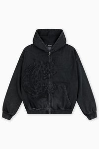 Sweat à zip noir avec un grand motif texturé sur le devant, poches spacieuses et capuche à cordon. Fabriqué en coton doux.