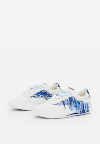 Sneaker bianche con accentuazioni blu frangianti e suola testurizzata, caratterizzate da lacci celesti e un design slanciato.
