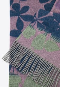 Sciarpa di lana con un motivo floreale in viola e verde. I bordi sono rifiniti con frange grigie. Tessuto morbido, forma rettangolare complessiva.