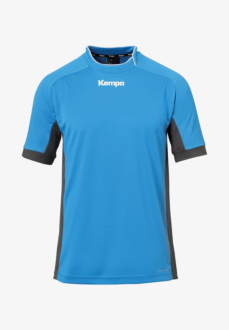 Maglietta sportiva azzurra a maniche corte con dettagli grigi, realizzata in tessuto leggero e liscio; presenta un colletto tondo e un logo sul davanti.