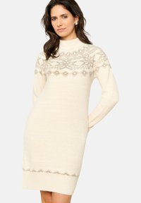 Abito in maglia color crema con collo alto, yoke con motivo geometrico beige e dettagli a coste su polsini e orlo. Tessuto morbido.