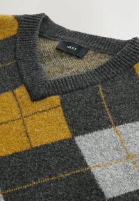 Grauer und senfgelber karierten Pullover mit V-Ausschnitt, geripptem Kragen und weicher Textur. Das Muster zeigt große Quadrate und kontrastreiche Farben.