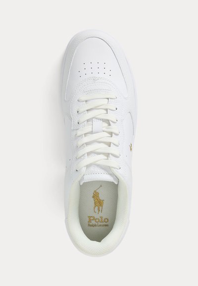 Sneaker de piele albă cu șireturi albe, perforații în față și logo Polo Ralph Lauren auriu în interior și pe partea laterală.