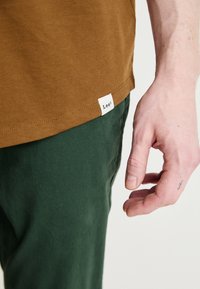 Lee SHAPED TEE - Základné tričko - brown