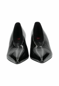 Scarpe con tacco alto in vernice nera, con punte affusolate e superficie liscia, caratterizzate da un design elegante e lati aperti.