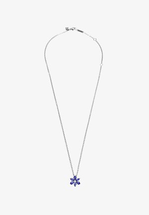 Collana in argento con pendente a forma di fiore, composto da sei gemme blu di forma marquise e accenti trasparenti, creando un design floreale.