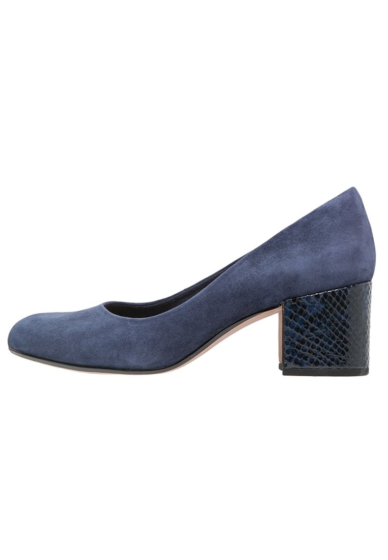 Escarpin en daim bleu marine avec un bout rond et un talon bloc texturé au motif serpent noir. Surface lisse avec une finition mate.