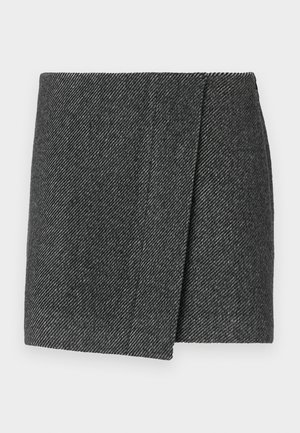 Grå nederdel i herringbone-mønster med omslag, som har et tekstureret stof og en ren, lige kant.