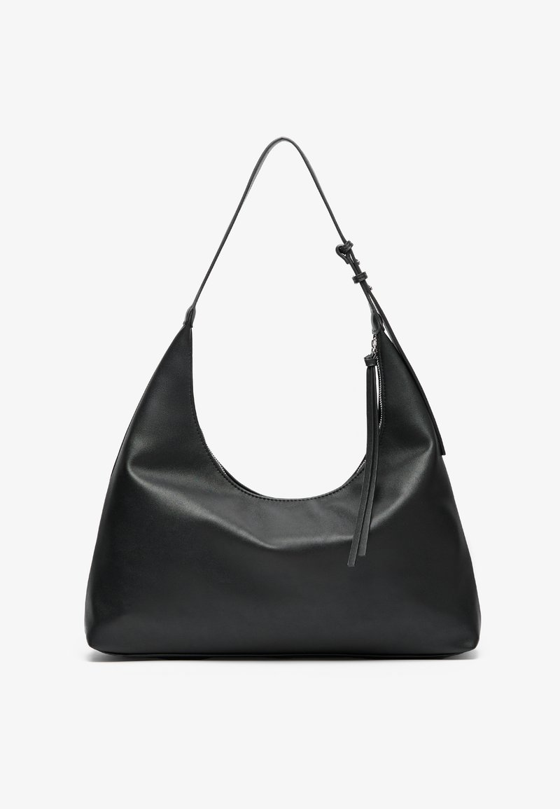 Bolso de hombro de cuero negro con forma curva, textura suave y una larga correa ajustable. Presenta un discreto detalle de nudo y un diseño minimalista.