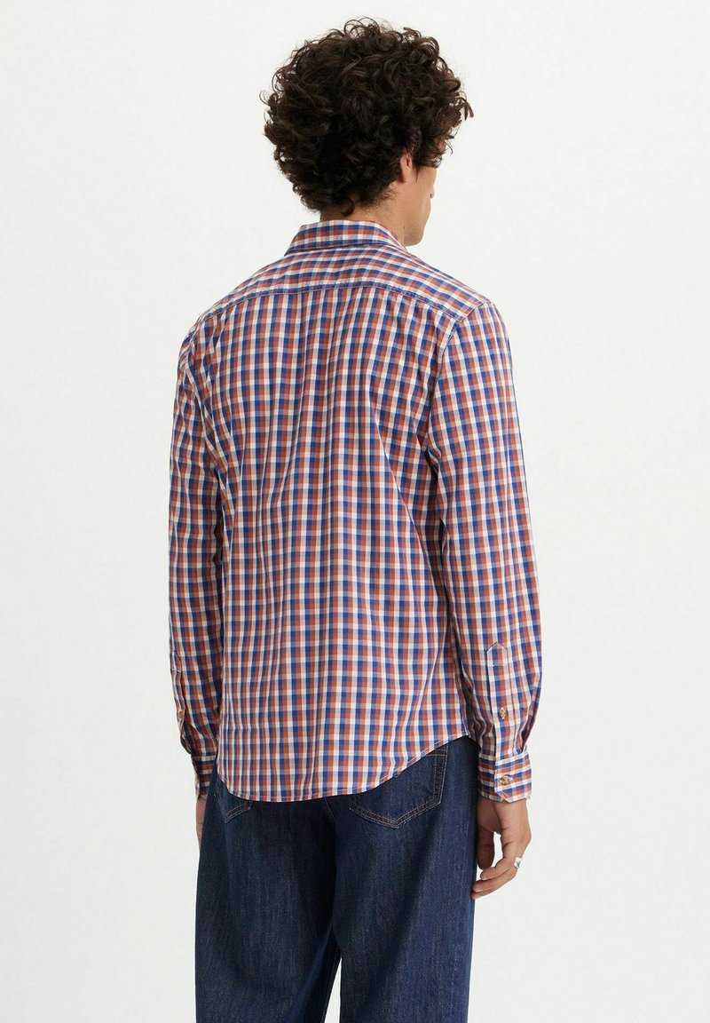 Heren overhemd met knopen in een blauw, oranje en witte ruitpatroon; lange mouwen; gebogen zoom; stof lijkt zacht met een gladde textuur.