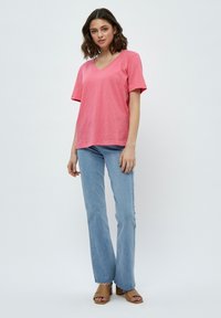 Minus MILETI V-NECK TEE - Camiseta básica - pink flamingo