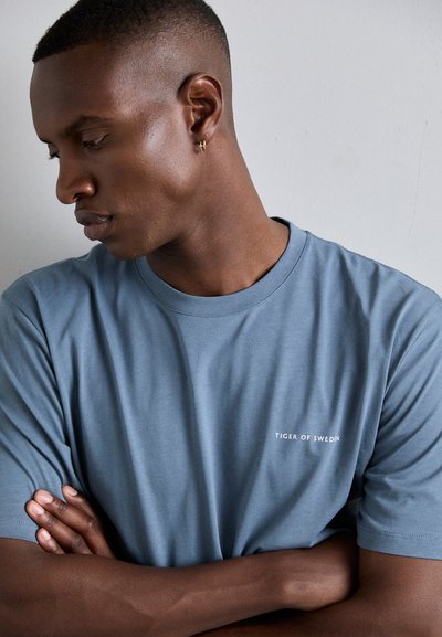 Tiger of Sweden PRO - Pamata T-krekls - blue